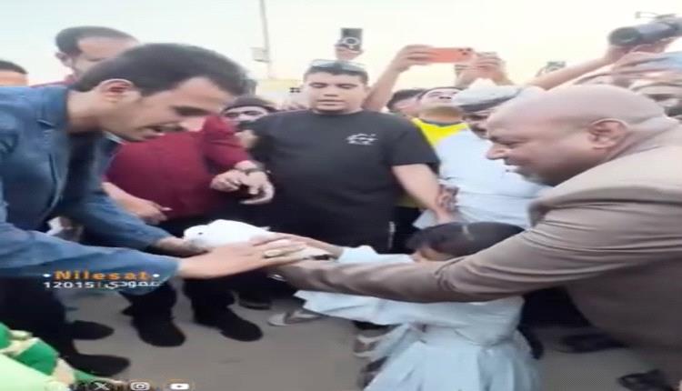 الطفلة نسيم العكبري تسلّم حمامة السلام في تدشين موسم البلدة السياحي بالمكلا